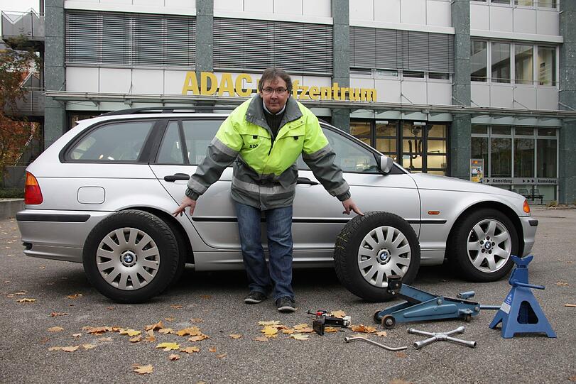 Sie sollen &bdquo;seitengleich, achsweise&ldquo; getauscht werden, also &bdquo;vorne rechts&ldquo; geht nach &bdquo;hinten rechts&ldquo;. Die meisten Winterreifen haben &bdquo;Laufrichtungsbindung&ldquo;.