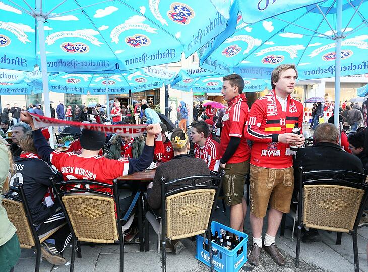 Die Bayernfans sind bereit für einen außergewöhnlichen Fußballabend. Bei brittischem Wetter und bayerischem Bier präsentieren sie die Fans lautstark am Marienplatz. Die besten Bilder.
