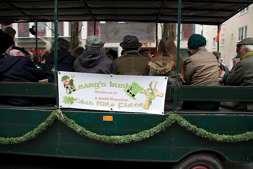 Irisches Brauchtum auf den Straßen München: Beim Umzug zum St. Patrick's Day sind Jung und Alt dabei - und gute Laune ist Pflicht.