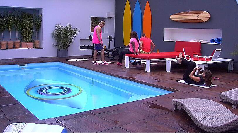 Tag 4 bei Promi-Big-Brother: Hubert Kah etwas zerzaust, die Stars halten sich beim Workout fit. Claudia Effenberg findet blöd, dass sie in den Keller muss. Die Bilder...