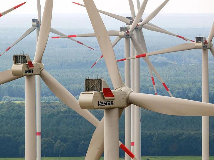 Den eisten Ökostrom produzierten mit 55,8 Milliarden Kilowattstunden Windräder an Land - sie lieferten 18 Prozent mehr als im ersten Halbjahr 2018.
