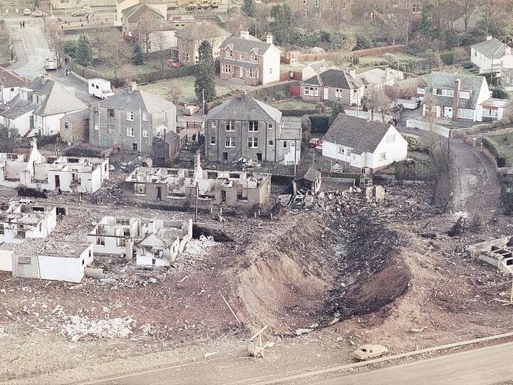 Blick auf eine tiefe Grube und zerstörte Häuser nach dem Absturz auf die schottische Ortschaft Lockerbie. Elf Bewohner starben.