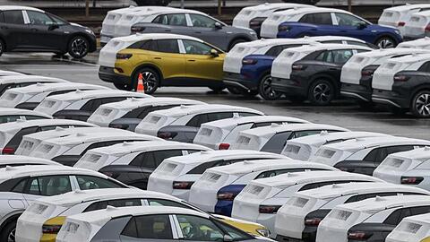 Neuwagen des Typs ID.3 und ID.4 stehen auf einem Parkplatz im Zwickauer Volkswagen-Werk.