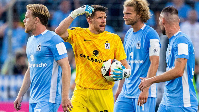 Waren nach dem 0:1 gegen Saarbrücken geknickt: Die Kicker des TSV 1860 um René Vollath.