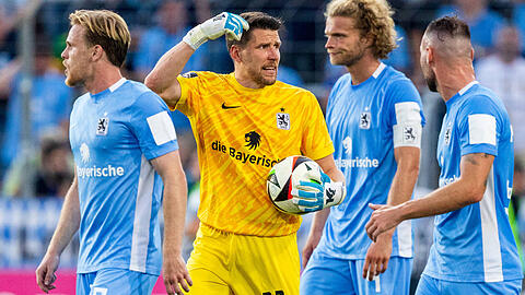 Waren nach dem 0:1 gegen Saarbrücken geknickt: Die Kicker des TSV 1860 um René Vollath.