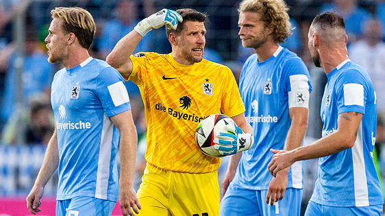 Waren nach dem 0:1 gegen Saarbrücken geknickt: Die Kicker des TSV 1860 um René Vollath.