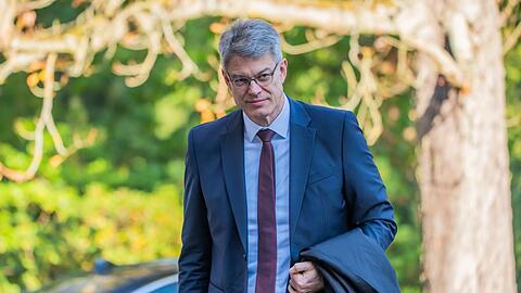 Schockmoment bei der Klausur: Der Verkehrsminister muss ins Krankenhaus. Schockmoment bei der Klausur: Der Verkehrsminister muss ins Krankenhaus.