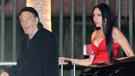 Noor Alfallah griff auf dem Heimweg von der Vanity Fair Oscar Party nach dem Arm von Ex-Freund Al Pacino.