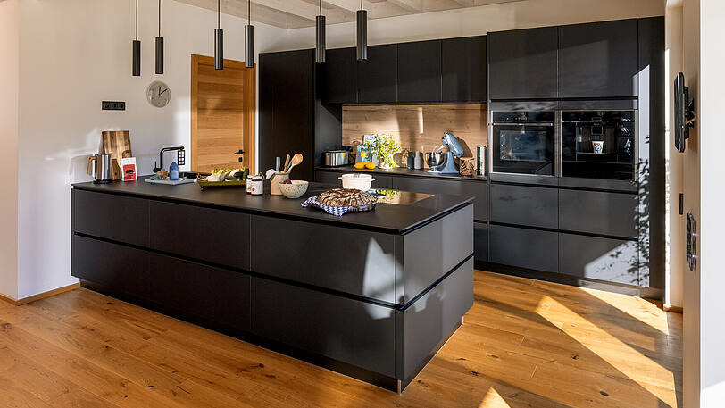 Die K&uuml;che ist mit einer Kochinsel ausgestattet.