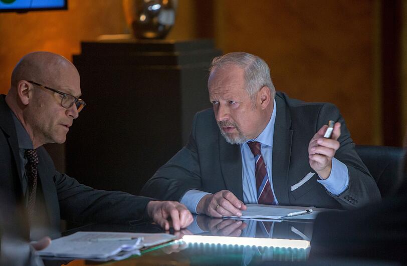Axel Milberg (rechts) spielt Thomas G&uuml;nther, Leiter der BND-Residenz in Pakistan. Hier bespricht er sich mit dem Leiter des Landesb&uuml;ros der CIA (Richard Demayo).