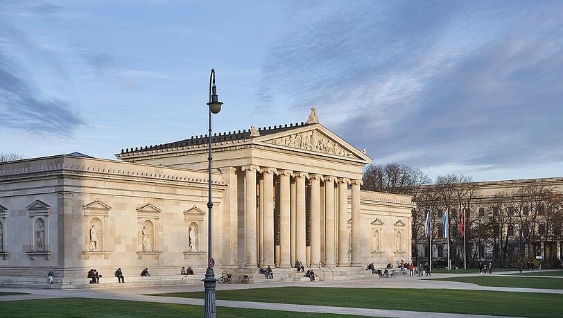 Im Sommer Schauplatz von Mega-Events: Der M&uuml;nchner K&ouml;nigsplatz mit den Propyl&auml;en von Architekt Leo von Klenze.