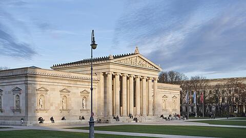 Im Sommer Schauplatz von Mega-Events: Der M&uuml;nchner K&ouml;nigsplatz mit den Propyl&auml;en von Architekt Leo von Klenze.