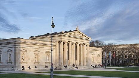 Im Sommer Schauplatz von Mega-Events: Der M&uuml;nchner K&ouml;nigsplatz mit den Propyl&auml;en von Architekt Leo von Klenze.