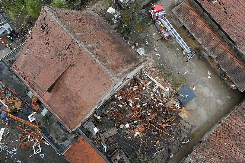 Bei einer Nürnberger Gaststätte explodierte ein Nebengebäude und verursachte großen Schaden. Die Ursache ist bisher nicht bekannt.