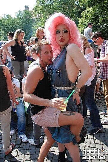 So schrill wird der CSD 2013 in der Münchner Innenstadt gefeiert. Noch mehr Partyfotos unter:  www.nachtagenten.de