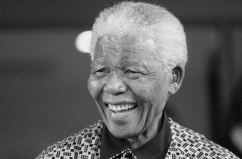 05. Dezember: Nelson Mandela (95): Sein Kampf gegen das Apartheidsystem in
Südafrika brachte ihn 27 Jahre lang ins Gefängnis. Er ebnete den Weg
zur Versöhnung von Schwarz und Weiß, bekam den Friedensnobelpreis und
wurde 1994 erster schwarzer Präsident seines Landes.