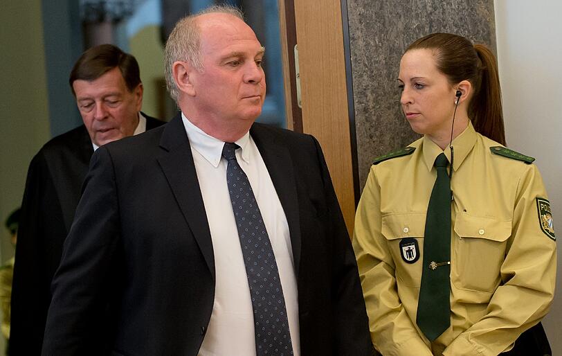 Hoeneß macht einen entschlossenen Eindruck als er den Saal betritt obwohl er weiß, dass er nach seinem Hammer-Geständnis am Montag, enorm unter Druck geraten könnte.
