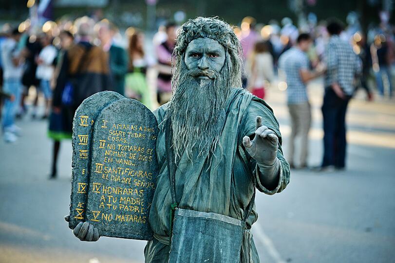Das ist übrigens Hannibal aus Spanien, der sich als Moses verkleidet hat. Dabei hat er die zehn Gebote auf Steinplatten.