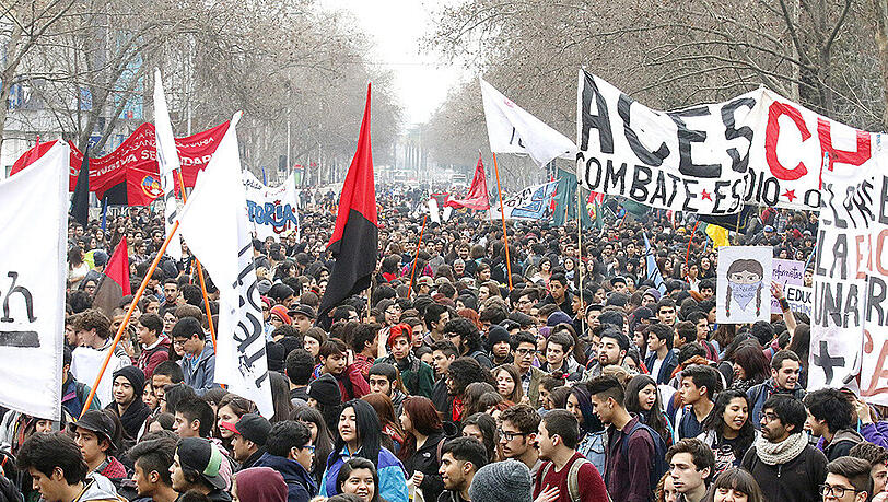 Zehntausende Studenten haben sich in Santiago de Chile an den Protesten beteiligt. Zehntausende Studenten haben sich in Santiago de Chile an den Protesten beteiligt.