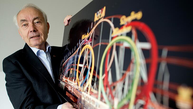 „Godfather of Coaster Design“ und nicht „Pate des organisierten Erbrechens“ durch seine organischen „Herzenslinien“-Konstruktionen: Werner Stengel in seinem Büro mit einem Foto des Olympia-Looping. „Godfather of Coaster Design“ und nicht „Pate des organisierten Erbrechens“ durch seine organischen „Herzenslinien“-Konstruktionen: Werner Stengel in seinem Büro mit einem Foto des Olympia-Looping.