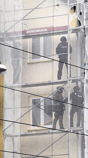 Die Polizei auf dem Gerüst des Hauses. Der Verdächtige hatte sich in eine Wohnung zurückgezogen.
