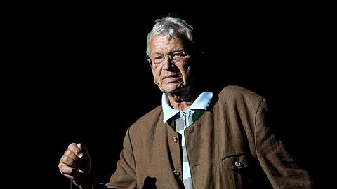 Dem Kabarettisten Gerhard Polt stehen 225 Liter Wein ins Haus.