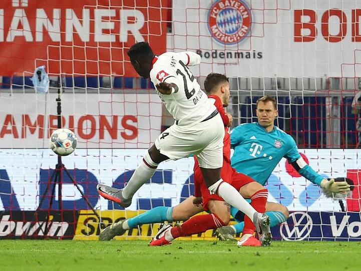 Frankfurts Danny da Costa (M/24) erzielt das 1:1 gegen die Bayern.