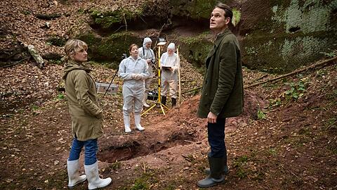 "Tatort: Ich sehe dich": Kommissar Felix Voss (Fabian Hinrichs) und seine Kollegin Wanda Goldwasser (Eli Wasserscheid) stehen vor einem Rätsel.
