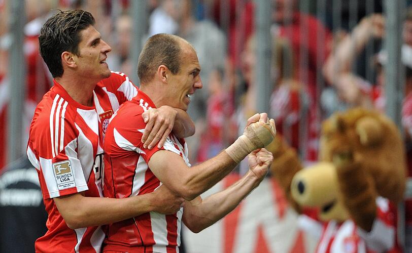 MARIO GOMEZ (l.): Staubte Müllers Kopfballvorlage zum 3:1  ab. Verdiente sich Fleißpunkte für emsige Defensivarbeit. Note: 3