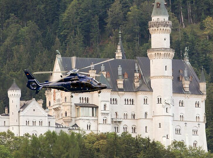 Horror-Nacht für einige Insassen einer Gondel in Schwangau. Nach einem Gleitschirm-Unfall mussten die Fahrgäste teils die Nacht in der Luft verbringen. Rettungskräfte konnten alle Menschen retten.