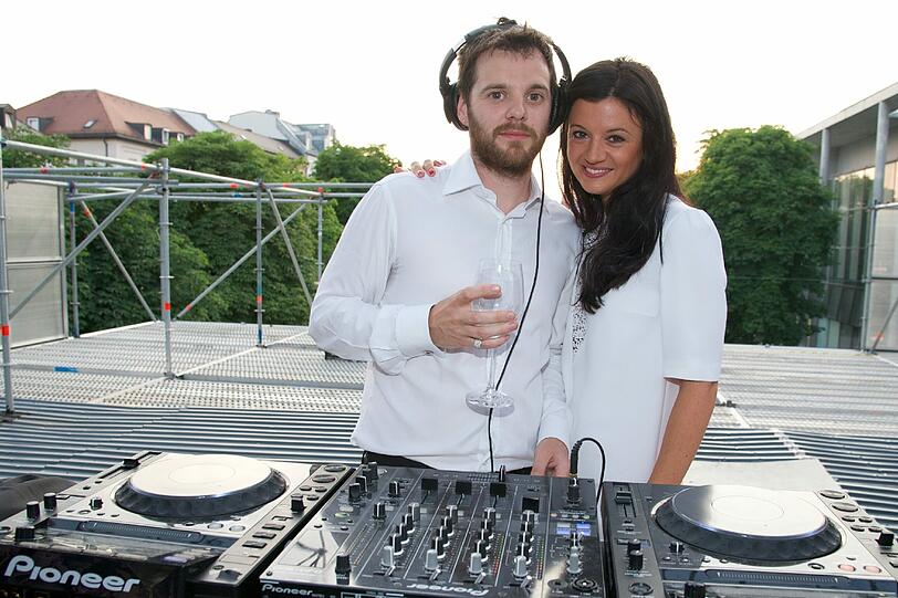 DJ Mike Skinner mit Ehefrau Claire Le Marquand.