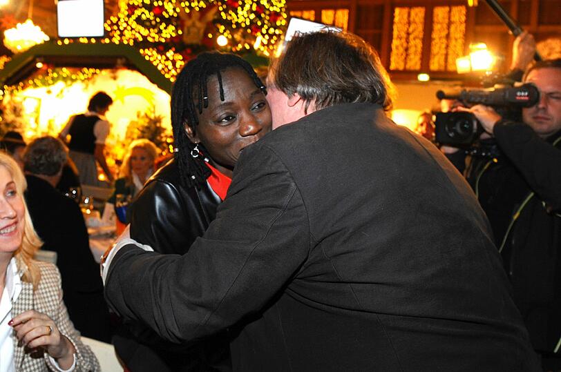 Gerard Depardieu herzt Auma Obama