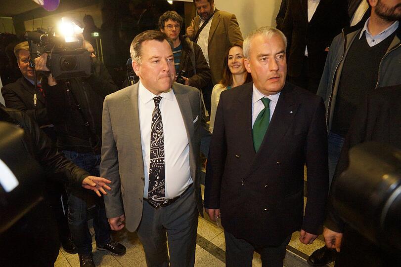 Josef Schmid und Minister Spaenle bahnen sich den Weg frei zu den ersten Interviews.