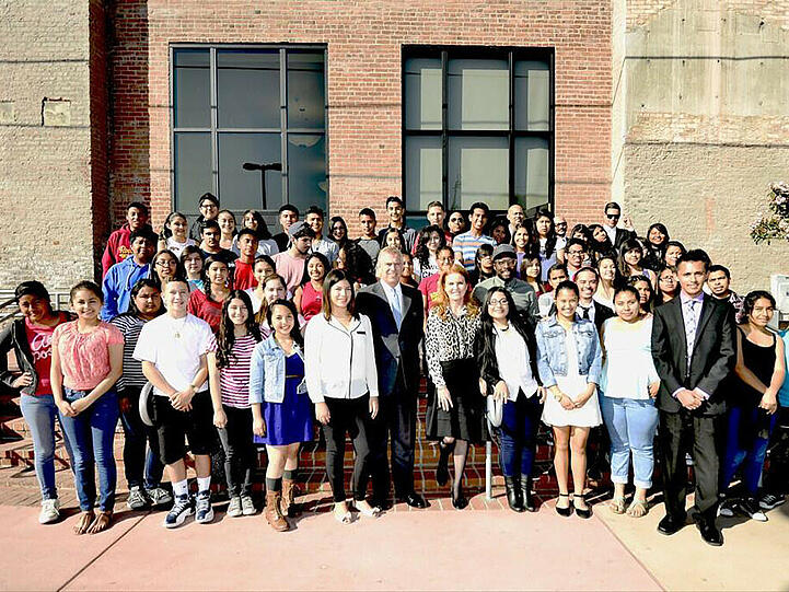 Die Studenten der Boyle Heights gemeinsam mit will.i.am sowie Prinz Andrew und Sarah Ferguson (vorne Mitte)