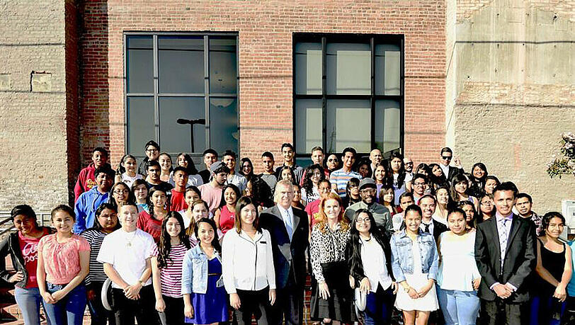 Die Studenten der Boyle Heights gemeinsam mit will.i.am sowie Prinz Andrew und Sarah Ferguson (vorne Mitte) Die Studenten der Boyle Heights gemeinsam mit will.i.am sowie Prinz Andrew und Sarah Ferguson (vorne Mitte)