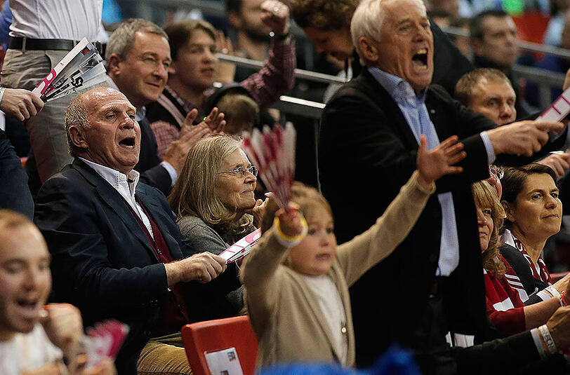 Uli Hoeneß war am Samstag mit seiner Frau Susi im Audi Dome zu Gast und bejubelte den Sieg des FC Bayern.