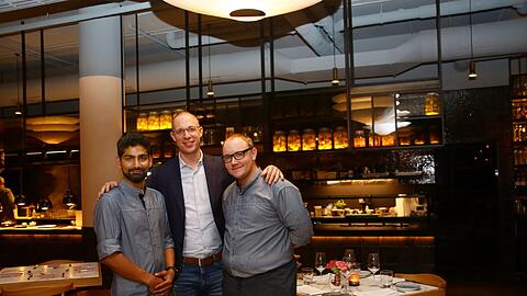 Chef Florian August (Mitte) mit seinen Geheimwaffen in der Küche: Subodh Panta (links) und Florian Jungtäubl (rechts).