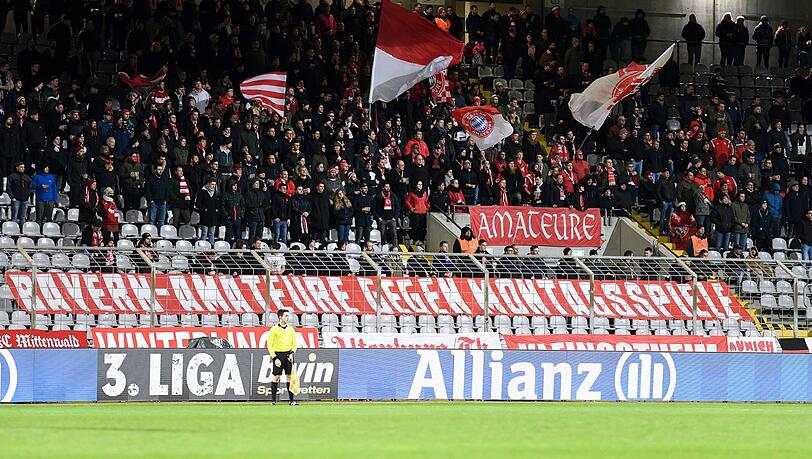 "Bayern-Amateure gegen Montagsspiele" - wegen dieses Banners wurde ein Fan mit einem Hausverbot belegt. "Bayern-Amateure gegen Montagsspiele" - wegen dieses Banners wurde ein Fan mit einem Hausverbot belegt.