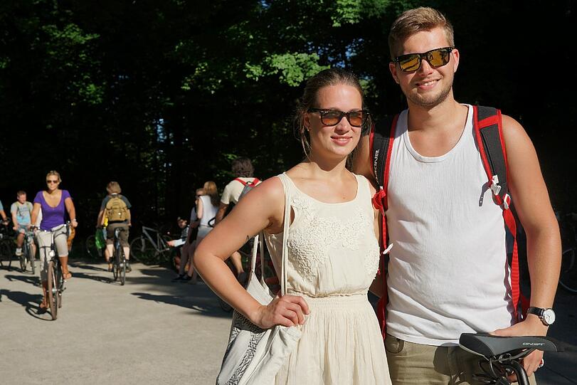 Sommerlich unterwegs: Stefanie mit Gregor.
