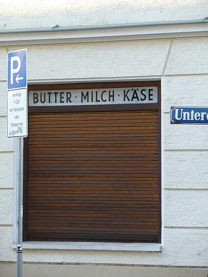 Ein ehemaliges Ladenfenster an der Ecke Sommerstraße / Untere Weidenstraße.