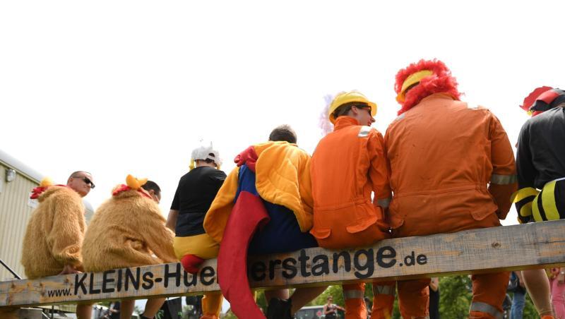 Teilnehmer der 6. Deutschen Gockelkrähmeisterschaft auf einer Hühnerstange. Foto: Arne Dedert Teilnehmer der 6. Deutschen Gockelkrähmeisterschaft auf einer Hühnerstange. Foto: Arne Dedert