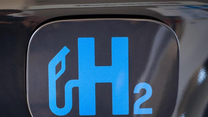 "H2" steht auf einer Tankklappe. Foto: Ole Spata/dpa/Archivbild "H2" steht auf einer Tankklappe. Foto: Ole Spata/dpa/Archivbild