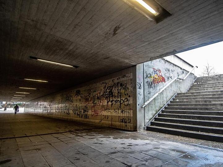 Eine Straßenunterführung nahe dem Bahnhof in der Innenstadt von Amberg. Nach den mutmaßlichen Prügelattacken von vier jungen Asylbewerbern in der oberpfälzischen Stadt läuft die Debatte über Konsequenzen.