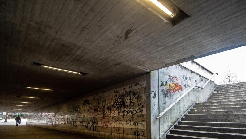 Eine Straßenunterführung nahe dem Bahnhof in der Innenstadt von Amberg. Nach den mutmaßlichen Prügelattacken von vier jungen Asylbewerbern in der oberpfälzischen Stadt läuft die Debatte über Konsequenzen. Eine Straßenunterführung nahe dem Bahnhof in der Innenstadt von Amberg. Nach den mutmaßlichen Prügelattacken von vier jungen Asylbewerbern in der oberpfälzischen Stadt läuft die Debatte über Konsequenzen.