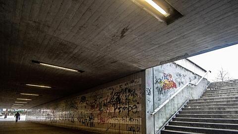 Eine Straßenunterführung nahe dem Bahnhof in der Innenstadt von Amberg. Nach den mutmaßlichen Prügelattacken von vier jungen Asylbewerbern in der oberpfälzischen Stadt läuft die Debatte über Konsequenzen.