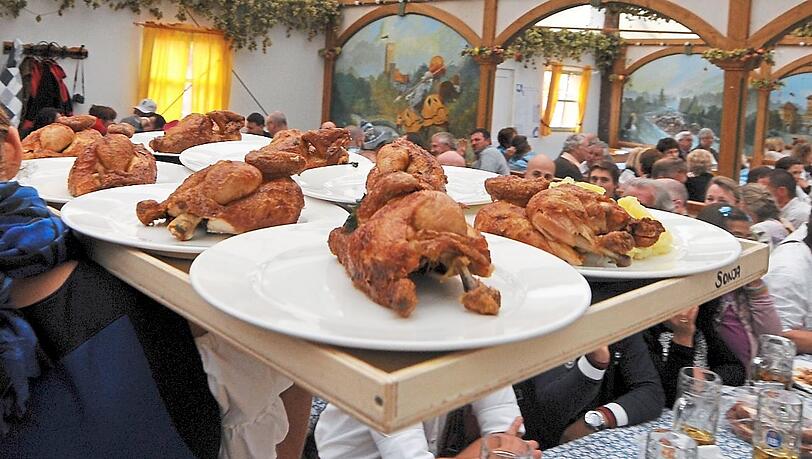 Wohl das klassischste Wiesn-Gericht: ein halbes Hendl.  Foto: Frank Leonhardt/dpa