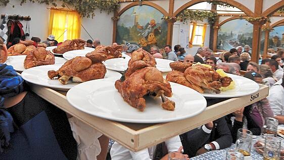Wohl das klassischste Wiesn-Gericht: ein halbes Hendl.  Foto: Frank Leonhardt/dpa