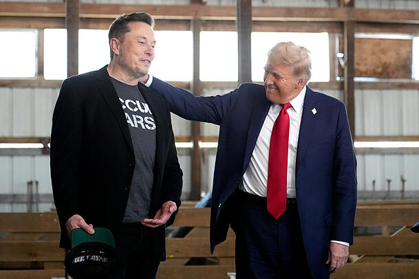 Elon Musk, CEO von Tesla und SpaceX, und der republikanische Präsidentschaftskandidat und ehemalige US-Präsident Donald Trump stehen sich nahe.