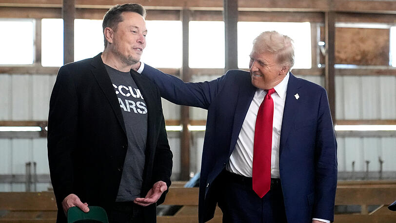 Elon Musk, CEO von Tesla und SpaceX, und der republikanische Präsidentschaftskandidat und ehemalige US-Präsident Donald Trump stehen sich nahe. Elon Musk, CEO von Tesla und SpaceX, und der republikanische Präsidentschaftskandidat und ehemalige US-Präsident Donald Trump stehen sich nahe.