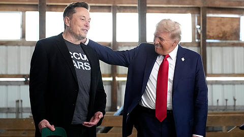 Elon Musk, CEO von Tesla und SpaceX, und der republikanische Präsidentschaftskandidat und ehemalige US-Präsident Donald Trump stehen sich nahe.